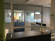 Laden Sie das Bild in den Galerie-Viewer, Hygieneschutz / Tröpfchenschutz für Theken, Kassenbereiche und Schreibtische